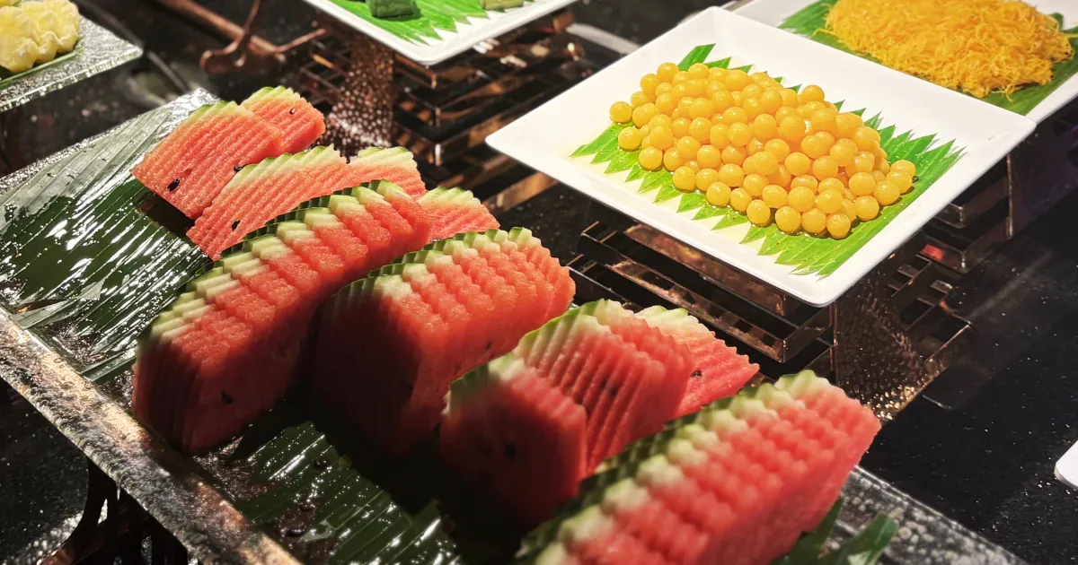 ผลไม้สดตามฤดูกาลบนเรือบุฟเฟ่ต์ Bangkok Chaophraya Cruise